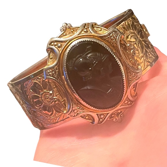 Stunning vintage Gold & silver finish plated flower etched TROJAN Cameo bangle - Picture 10 of 12